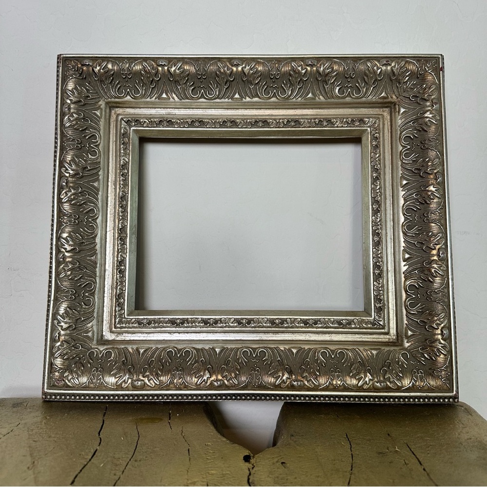 Vintage ‘Antique look’ Silver tone Ornate Veneer Decorative Frame 10x8” opening